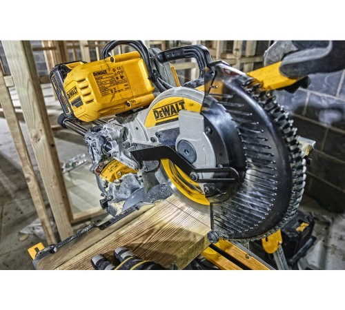 Пила торцювальна акумуляторна безщіткова DeWALT DCS727N