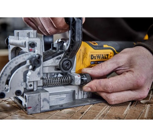 Фрезер акумуляторний безщітковий DeWALT DCW682N